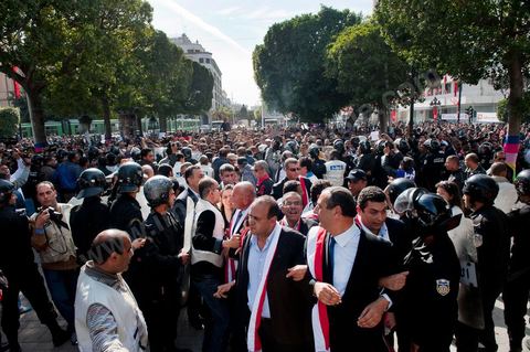 10 avril : au lendemain des événements et des agressions démesurées de la police envers les manifestants venus fêter la fête des martyrs sur l'avenue H. Bourguiba, un petit groupe de manifestants s'est rassemblé à l'appel des députés de l'oppostion de l'ANC sur le haut de l'avenue Habib Bourguiba. La police marquera une présence nombreuse bloquant l'évolution des quelques 300 manifestants pacifiques désireux se rendre au Ministère de l'Intérieur. Le face face fut tendu mais pacifique. Pendant ce temps une réunion au Ministère de l'Intérieur se tenait avec les députés de l'opposition venus demander des explications et des sanctions pour les actes survenus la veille de la part de la police et d'une éventuelle milice nadhaouiste.