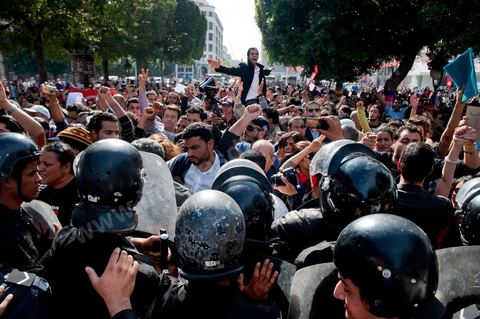 10 avril : au lendemain des événements et des agressions démesurées de la police envers les manifestants venus fêter la fête des martyrs sur l'avenue H. Bourguiba, un petit groupe de manifestants s'est rassemblé à l'appel des députés de l'oppostion de l'ANC sur le haut de l'avenue Habib Bourguiba. La police marquera une présence nombreuse bloquant l'évolution des quelques 300 manifestants pacifiques désireux se rendre au Ministère de l'Intérieur. Le face face fut tendu mais pacifique. Pendant ce temps une réunion au Ministère de l'Intérieur se tenait avec les députés de l'opposition venus demander des explications et des sanctions pour les actes survenus la veille de la part de la police et d'une éventuelle milice nadhaouiste.