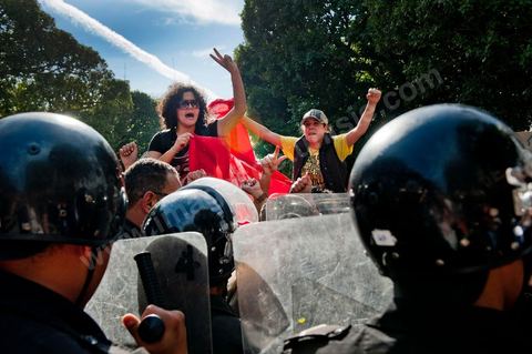 10 avril : au lendemain des événements et des agressions démesurées de la police envers les manifestants venus fêter la fête des martyrs sur l'avenue H. Bourguiba, un petit groupe de manifestants s'est rassemblé à l'appel des députés de l'oppostion de l'ANC sur le haut de l'avenue Habib Bourguiba. La police marquera une présence nombreuse bloquant l'évolution des quelques 300 manifestants pacifiques désireux se rendre au Ministère de l'Intérieur. Le face face fut tendu mais pacifique. Pendant ce temps une réunion au Ministère de l'Intérieur se tenait avec les députés de l'opposition venus demander des explications et des sanctions pour les actes survenus la veille de la part de la police et d'une éventuelle milice nadhaouiste.