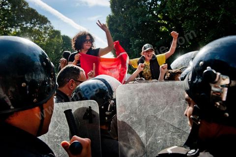 10 avril : au lendemain des événements et des agressions démesurées de la police envers les manifestants venus fêter la fête des martyrs sur l'avenue H. Bourguiba, un petit groupe de manifestants s'est rassemblé à l'appel des députés de l'oppostion de l'ANC sur le haut de l'avenue Habib Bourguiba. La police marquera une présence nombreuse bloquant l'évolution des quelques 300 manifestants pacifiques désireux se rendre au Ministère de l'Intérieur. Le face face fut tendu mais pacifique. Pendant ce temps une réunion au Ministère de l'Intérieur se tenait avec les députés de l'opposition venus demander des explications et des sanctions pour les actes survenus la veille de la part de la police et d'une éventuelle milice nadhaouiste.