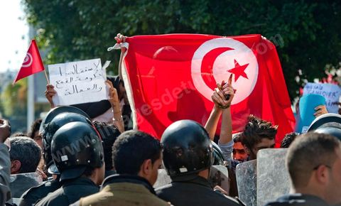 10 avril : au lendemain des événements et des agressions démesurées de la police envers les manifestants venus fêter la fête des martyrs sur l'avenue H. Bourguiba, un petit groupe de manifestants s'est rassemblé à l'appel des députés de l'oppostion de l'ANC sur le haut de l'avenue Habib Bourguiba. La police marquera une présence nombreuse bloquant l'évolution des quelques 300 manifestants pacifiques désireux se rendre au Ministère de l'Intérieur. Le face face fut tendu mais pacifique. Pendant ce temps une réunion au Ministère de l'Intérieur se tenait avec les députés de l'opposition venus demander des explications et des sanctions pour les actes survenus la veille de la part de la police et d'une éventuelle milice nadhaouiste.