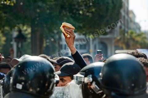 10 avril : au lendemain des événements et des agressions démesurées de la police envers les manifestants venus fêter la fête des martyrs sur l'avenue H. Bourguiba, un petit groupe de manifestants s'est rassemblé à l'appel des députés de l'oppostion de l'ANC sur le haut de l'avenue Habib Bourguiba. La police marquera une présence nombreuse bloquant l'évolution des quelques 300 manifestants pacifiques désireux se rendre au Ministère de l'Intérieur. Le face face fut tendu mais pacifique. Pendant ce temps une réunion au Ministère de l'Intérieur se tenait avec les députés de l'opposition venus demander des explications et des sanctions pour les actes survenus la veille de la part de la police et d'une éventuelle milice nadhaouiste.