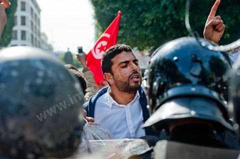 10 avril : au lendemain des événements et des agressions démesurées de la police envers les manifestants venus fêter la fête des martyrs sur l'avenue H. Bourguiba, un petit groupe de manifestants s'est rassemblé à l'appel des députés de l'oppostion de l'ANC sur le haut de l'avenue Habib Bourguiba. La police marquera une présence nombreuse bloquant l'évolution des quelques 300 manifestants pacifiques désireux se rendre au Ministère de l'Intérieur. Le face face fut tendu mais pacifique. Pendant ce temps une réunion au Ministère de l'Intérieur se tenait avec les députés de l'opposition venus demander des explications et des sanctions pour les actes survenus la veille de la part de la police et d'une éventuelle milice nadhaouiste.