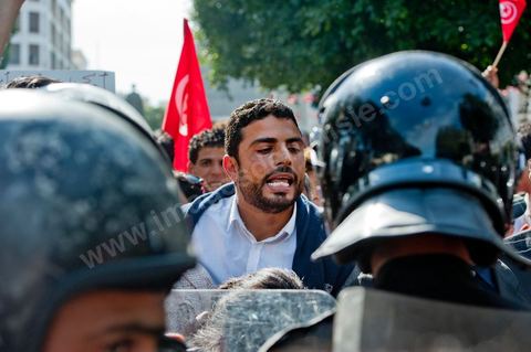 10 avril : au lendemain des événements et des agressions démesurées de la police envers les manifestants venus fêter la fête des martyrs sur l'avenue H. Bourguiba, un petit groupe de manifestants s'est rassemblé à l'appel des députés de l'oppostion de l'ANC sur le haut de l'avenue Habib Bourguiba. La police marquera une présence nombreuse bloquant l'évolution des quelques 300 manifestants pacifiques désireux se rendre au Ministère de l'Intérieur. Le face face fut tendu mais pacifique. Pendant ce temps une réunion au Ministère de l'Intérieur se tenait avec les députés de l'opposition venus demander des explications et des sanctions pour les actes survenus la veille de la part de la police et d'une éventuelle milice nadhaouiste.