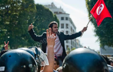 10 avril : au lendemain des événements et des agressions démesurées de la police envers les manifestants venus fêter la fête des martyrs sur l'avenue H. Bourguiba, un petit groupe de manifestants s'est rassemblé à l'appel des députés de l'oppostion de l'ANC sur le haut de l'avenue Habib Bourguiba. La police marquera une présence nombreuse bloquant l'évolution des quelques 300 manifestants pacifiques désireux se rendre au Ministère de l'Intérieur. Le face face fut tendu mais pacifique. Pendant ce temps une réunion au Ministère de l'Intérieur se tenait avec les députés de l'opposition venus demander des explications et des sanctions pour les actes survenus la veille de la part de la police et d'une éventuelle milice nadhaouiste.