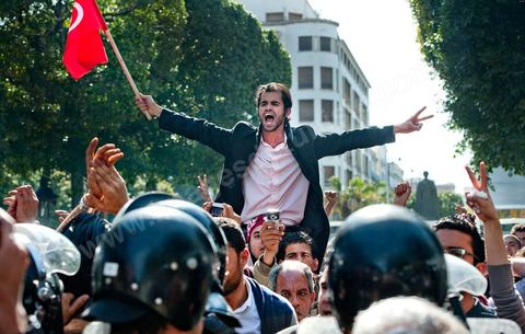 10 avril : au lendemain des événements et des agressions démesurées de la police envers les manifestants venus fêter la fête des martyrs sur l'avenue H. Bourguiba, un petit groupe de manifestants s'est rassemblé à l'appel des députés de l'oppostion de l'ANC sur le haut de l'avenue Habib Bourguiba. La police marquera une présence nombreuse bloquant l'évolution des quelques 300 manifestants pacifiques désireux se rendre au Ministère de l'Intérieur. Le face face fut tendu mais pacifique. Pendant ce temps une réunion au Ministère de l'Intérieur se tenait avec les députés de l'opposition venus demander des explications et des sanctions pour les actes survenus la veille de la part de la police et d'une éventuelle milice nadhaouiste.