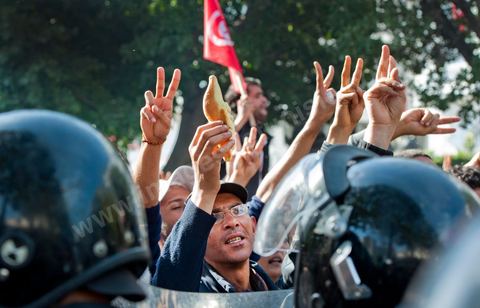 10 avril : au lendemain des événements et des agressions démesurées de la police envers les manifestants venus fêter la fête des martyrs sur l'avenue H. Bourguiba, un petit groupe de manifestants s'est rassemblé à l'appel des députés de l'oppostion de l'ANC sur le haut de l'avenue Habib Bourguiba. La police marquera une présence nombreuse bloquant l'évolution des quelques 300 manifestants pacifiques désireux se rendre au Ministère de l'Intérieur. Le face face fut tendu mais pacifique. Pendant ce temps une réunion au Ministère de l'Intérieur se tenait avec les députés de l'opposition venus demander des explications et des sanctions pour les actes survenus la veille de la part de la police et d'une éventuelle milice nadhaouiste.