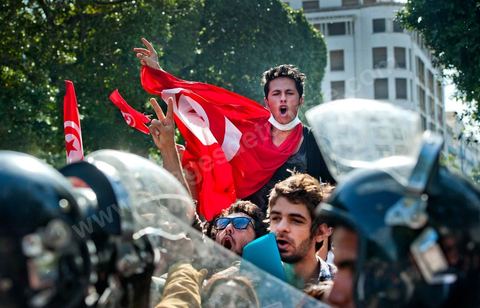 10 avril : au lendemain des événements et des agressions démesurées de la police envers les manifestants venus fêter la fête des martyrs sur l'avenue H. Bourguiba, un petit groupe de manifestants s'est rassemblé à l'appel des députés de l'oppostion de l'ANC sur le haut de l'avenue Habib Bourguiba. La police marquera une présence nombreuse bloquant l'évolution des quelques 300 manifestants pacifiques désireux se rendre au Ministère de l'Intérieur. Le face face fut tendu mais pacifique. Pendant ce temps une réunion au Ministère de l'Intérieur se tenait avec les députés de l'opposition venus demander des explications et des sanctions pour les actes survenus la veille de la part de la police et d'une éventuelle milice nadhaouiste.
