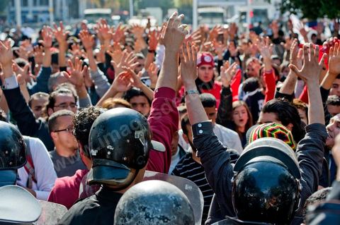 10 avril : au lendemain des événements et des agressions démesurées de la police envers les manifestants venus fêter la fête des martyrs sur l'avenue H. Bourguiba, un petit groupe de manifestants s'est rassemblé à l'appel des députés de l'oppostion de l'ANC sur le haut de l'avenue Habib Bourguiba. La police marquera une présence nombreuse bloquant l'évolution des quelques 300 manifestants pacifiques désireux se rendre au Ministère de l'Intérieur. Le face face fut tendu mais pacifique. Pendant ce temps une réunion au Ministère de l'Intérieur se tenait avec les députés de l'opposition venus demander des explications et des sanctions pour les actes survenus la veille de la part de la police et d'une éventuelle milice nadhaouiste.