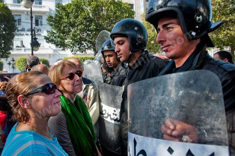 10 avril : au lendemain des événements et des agressions démesurées de la police envers les manifestants venus fêter la fête des martyrs sur l'avenue H. Bourguiba, un petit groupe de manifestants s'est rassemblé à l'appel des députés de l'oppostion de l'ANC sur le haut de l'avenue Habib Bourguiba. La police marquera une présence nombreuse bloquant l'évolution des quelques 300 manifestants pacifiques désireux se rendre au Ministère de l'Intérieur. Le face face fut tendu mais pacifique. Pendant ce temps une réunion au Ministère de l'Intérieur se tenait avec les députés de l'opposition venus demander des explications et des sanctions pour les actes survenus la veille de la part de la police et d'une éventuelle milice nadhaouiste.