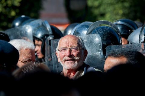 10 avril : au lendemain des événements et des agressions démesurées de la police envers les manifestants venus fêter la fête des martyrs sur l'avenue H. Bourguiba, un petit groupe de manifestants s'est rassemblé à l'appel des députés de l'oppostion de l'ANC sur le haut de l'avenue Habib Bourguiba. La police marquera une présence nombreuse bloquant l'évolution des quelques 300 manifestants pacifiques désireux se rendre au Ministère de l'Intérieur. Le face face fut tendu mais pacifique. Pendant ce temps une réunion au Ministère de l'Intérieur se tenait avec les députés de l'opposition venus demander des explications et des sanctions pour les actes survenus la veille de la part de la police et d'une éventuelle milice nadhaouiste.