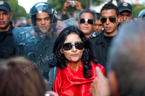 10 avril : au lendemain des événements et des agressions démesurées de la police envers les manifestants venus fêter la fête des martyrs sur l'avenue H. Bourguiba, un petit groupe de manifestants s'est rassemblé à l'appel des députés de l'oppostion de l'ANC sur le haut de l'avenue Habib Bourguiba. La police marquera une présence nombreuse bloquant l'évolution des quelques 300 manifestants pacifiques désireux se rendre au Ministère de l'Intérieur. Le face face fut tendu mais pacifique. Pendant ce temps une réunion au Ministère de l'Intérieur se tenait avec les députés de l'opposition venus demander des explications et des sanctions pour les actes survenus la veille de la part de la police et d'une éventuelle milice nadhaouiste.