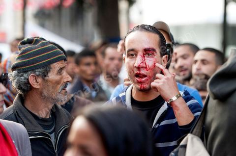 10 avril : au lendemain des événements et des agressions démesurées de la police envers les manifestants venus fêter la fête des martyrs sur l'avenue H. Bourguiba, un petit groupe de manifestants s'est rassemblé à l'appel des députés de l'oppostion de l'ANC sur le haut de l'avenue Habib Bourguiba. La police marquera une présence nombreuse bloquant l'évolution des quelques 300 manifestants pacifiques désireux se rendre au Ministère de l'Intérieur. Le face face fut tendu mais pacifique. Pendant ce temps une réunion au Ministère de l'Intérieur se tenait avec les députés de l'opposition venus demander des explications et des sanctions pour les actes survenus la veille de la part de la police et d'une éventuelle milice nadhaouiste.