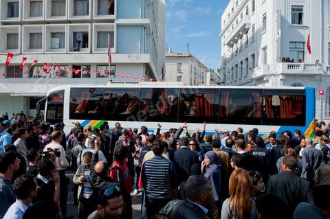 10 avril : au lendemain des événements et des agressions démesurées de la police envers les manifestants venus fêter la fête des martyrs sur l'avenue H. Bourguiba, un petit groupe de manifestants s'est rassemblé à l'appel des députés de l'oppostion de l'ANC sur le haut de l'avenue Habib Bourguiba. La police marquera une présence nombreuse bloquant l'évolution des quelques 300 manifestants pacifiques désireux se rendre au Ministère de l'Intérieur. Le face face fut tendu mais pacifique. Pendant ce temps une réunion au Ministère de l'Intérieur se tenait avec les députés de l'opposition venus demander des explications et des sanctions pour les actes survenus la veille de la part de la police et d'une éventuelle milice nadhaouiste.