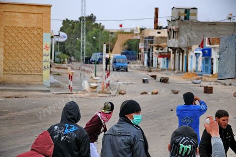 15 avril affrontements des jeunes dans les rues de Moulares, dans le sud ouest tunisien, les résultats du concours d'embauche à la CPG entre affrontemets et réalité sociale. Le chomage très élevé dans cette région aux débouchés limités à la CPG et à l'abondon  de l'état est la cause de beaucoup de pauvreté. Tous les espoirs des habitants résident dans la CPG, compagnie de phosphate, mais qui est aussi toute la cause de la misère et de la tension sociale. Le 23 novembre 2011, après les résultats de concours de recrutement à la CPG à Moulares es émeutiers ont incendié les locaux techniques de la société. Les résultats de novembre on été suspendu et les dossiers réétudiés. Les résultats ont été annoncé ce 14 avril à Moulares et des confrontations ont commencé aux alentours de la principale laverie du phosphate et du poste frontalier vers l’Algérie. Les manifestants, majoritairement des jeunes, réclament que quelques dossiers doivent être réétudiés et que la police doit quitter la ville, et seul l'armé doit rester pour garder les institutions . 605 agents d’exécution ont été recrutés. 