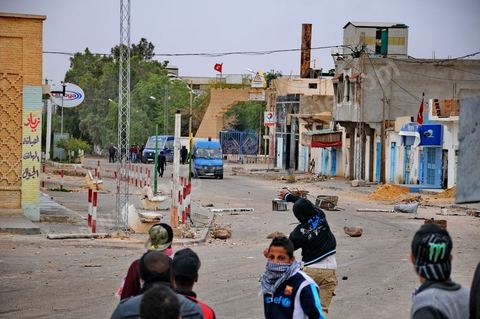 15 avril affrontements des jeunes dans les rues de Moulares, dans le sud ouest tunisien, les résultats du concours d'embauche à la CPG entre affrontemets et réalité sociale. Le chomage très élevé dans cette région aux débouchés limités à la CPG et à l'abondon  de l'état est la cause de beaucoup de pauvreté. Tous les espoirs des habitants résident dans la CPG, compagnie de phosphate, mais qui est aussi toute la cause de la misère et de la tension sociale. Le 23 novembre 2011, après les résultats de concours de recrutement à la CPG à Moulares es émeutiers ont incendié les locaux techniques de la société. Les résultats de novembre on été suspendu et les dossiers réétudiés. Les résultats ont été annoncé ce 14 avril à Moulares et des confrontations ont commencé aux alentours de la principale laverie du phosphate et du poste frontalier vers l’Algérie. Les manifestants, majoritairement des jeunes, réclament que quelques dossiers doivent être réétudiés et que la police doit quitter la ville, et seul l'armé doit rester pour garder les institutions . 605 agents d’exécution ont été recrutés. 