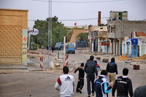15 avril affrontements des jeunes dans les rues de Moulares, dans le sud ouest tunisien, les résultats du concours d'embauche à la CPG entre affrontemets et réalité sociale. Le chomage très élevé dans cette région aux débouchés limités à la CPG et à l'abondon  de l'état est la cause de beaucoup de pauvreté. Tous les espoirs des habitants résident dans la CPG, compagnie de phosphate, mais qui est aussi toute la cause de la misère et de la tension sociale. Le 23 novembre 2011, après les résultats de concours de recrutement à la CPG à Moulares es émeutiers ont incendié les locaux techniques de la société. Les résultats de novembre on été suspendu et les dossiers réétudiés. Les résultats ont été annoncé ce 14 avril à Moulares et des confrontations ont commencé aux alentours de la principale laverie du phosphate et du poste frontalier vers l’Algérie. Les manifestants, majoritairement des jeunes, réclament que quelques dossiers doivent être réétudiés et que la police doit quitter la ville, et seul l'armé doit rester pour garder les institutions . 605 agents d’exécution ont été recrutés. 