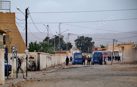 15 avril affrontements des jeunes dans les rues de Moulares, dans le sud ouest tunisien, les résultats du concours d'embauche à la CPG entre affrontemets et réalité sociale. Le chomage très élevé dans cette région aux débouchés limités à la CPG et à l'abondon  de l'état est la cause de beaucoup de pauvreté. Tous les espoirs des habitants résident dans la CPG, compagnie de phosphate, mais qui est aussi toute la cause de la misère et de la tension sociale. Le 23 novembre 2011, après les résultats de concours de recrutement à la CPG à Moulares es émeutiers ont incendié les locaux techniques de la société. Les résultats de novembre on été suspendu et les dossiers réétudiés. Les résultats ont été annoncé ce 14 avril à Moulares et des confrontations ont commencé aux alentours de la principale laverie du phosphate et du poste frontalier vers l’Algérie. Les manifestants, majoritairement des jeunes, réclament que quelques dossiers doivent être réétudiés et que la police doit quitter la ville, et seul l'armé doit rester pour garder les institutions . 605 agents d’exécution ont été recrutés. 