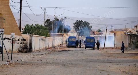 15 avril affrontements des jeunes dans les rues de Moulares, dans le sud ouest tunisien, les résultats du concours d'embauche à la CPG entre affrontemets et réalité sociale. Le chomage très élevé dans cette région aux débouchés limités à la CPG et à l'abondon  de l'état est la cause de beaucoup de pauvreté. Tous les espoirs des habitants résident dans la CPG, compagnie de phosphate, mais qui est aussi toute la cause de la misère et de la tension sociale. Le 23 novembre 2011, après les résultats de concours de recrutement à la CPG à Moulares es émeutiers ont incendié les locaux techniques de la société. Les résultats de novembre on été suspendu et les dossiers réétudiés. Les résultats ont été annoncé ce 14 avril à Moulares et des confrontations ont commencé aux alentours de la principale laverie du phosphate et du poste frontalier vers l’Algérie. Les manifestants, majoritairement des jeunes, réclament que quelques dossiers doivent être réétudiés et que la police doit quitter la ville, et seul l'armé doit rester pour garder les institutions . 605 agents d’exécution ont été recrutés. 