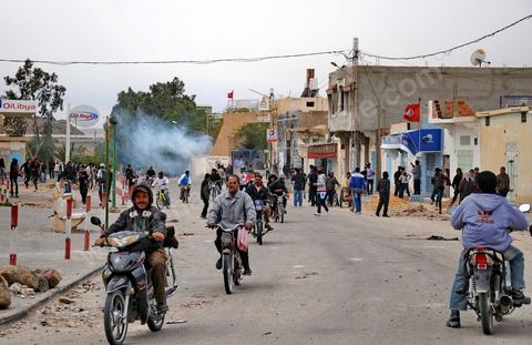 15 avril affrontements des jeunes dans les rues de Moulares, dans le sud ouest tunisien, les résultats du concours d'embauche à la CPG entre affrontemets et réalité sociale. Le chomage très élevé dans cette région aux débouchés limités à la CPG et à l'abondon  de l'état est la cause de beaucoup de pauvreté. Tous les espoirs des habitants résident dans la CPG, compagnie de phosphate, mais qui est aussi toute la cause de la misère et de la tension sociale. Le 23 novembre 2011, après les résultats de concours de recrutement à la CPG à Moulares es émeutiers ont incendié les locaux techniques de la société. Les résultats de novembre on été suspendu et les dossiers réétudiés. Les résultats ont été annoncé ce 14 avril à Moulares et des confrontations ont commencé aux alentours de la principale laverie du phosphate et du poste frontalier vers l’Algérie. Les manifestants, majoritairement des jeunes, réclament que quelques dossiers doivent être réétudiés et que la police doit quitter la ville, et seul l'armé doit rester pour garder les institutions . 605 agents d’exécution ont été recrutés. 