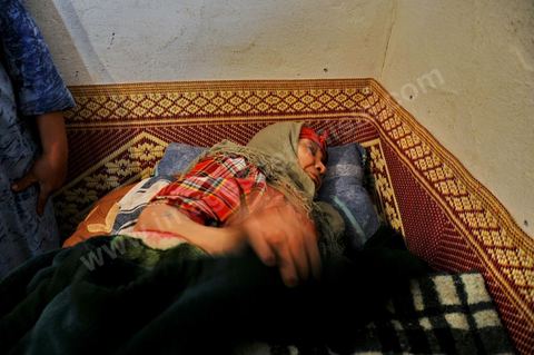 15 avril la famille Dhiab est composée de 3 enfants, les parents, et leur grand-père marié à une autre femme (après la mort de sa premiere femme) et la mère du grand père (malade), tous vivent dans une seule maison. Les parents n’ont pas été recrutés malgré que le mari réclame qu’il est éligible. A Moulares, dans le sud ouest tunisien, les résultats du concours d'embauche à la CPG entre affrontemets et réalité sociale. Le chomage très élevé dans cette région aux débouchés limités à la CPG et à l'abondon  de l'état est la cause de beaucoup de pauvreté. Tous les espoirs des habitants résident dans la CPG, compagnie de phosphate, mais qui est aussi toute la cause de la misère et de la tension sociale. Le 23 novembre 2011, après les résultats de concours de recrutement à la CPG à Moulares es émeutiers ont incendié les locaux techniques de la société. Les résultats de novembre on été suspendu et les dossiers réétudiés. Les résultats ont été annoncé ce 14 avril à Moulares et des confrontations ont commencé aux alentours de la principale laverie du phosphate et du poste frontalier vers l’Algérie. Les manifestants, majoritairement des jeunes, réclament que quelques dossiers doivent être réétudiés et que la police doit quitter la ville, et seul l'armé doit rester pour garder les institutions . 605 agents d’exécution ont été recrutés. 