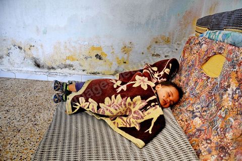 15 avril la famille Dhiab est composée de 3 enfants, les parents, et leur grand-père marié à une autre femme (après la mort de sa premiere femme) et la mère du grand père (malade), tous vivent dans une seule maison. Les parents n’ont pas été recrutés malgré que le mari réclame qu’il est éligible. A Moulares, dans le sud ouest tunisien, les résultats du concours d'embauche à la CPG entre affrontemets et réalité sociale. Le chomage très élevé dans cette région aux débouchés limités à la CPG et à l'abondon  de l'état est la cause de beaucoup de pauvreté. Tous les espoirs des habitants résident dans la CPG, compagnie de phosphate, mais qui est aussi toute la cause de la misère et de la tension sociale. Le 23 novembre 2011, après les résultats de concours de recrutement à la CPG à Moulares es émeutiers ont incendié les locaux techniques de la société. Les résultats de novembre on été suspendu et les dossiers réétudiés. Les résultats ont été annoncé ce 14 avril à Moulares et des confrontations ont commencé aux alentours de la principale laverie du phosphate et du poste frontalier vers l’Algérie. Les manifestants, majoritairement des jeunes, réclament que quelques dossiers doivent être réétudiés et que la police doit quitter la ville, et seul l'armé doit rester pour garder les institutions . 605 agents d’exécution ont été recrutés. 