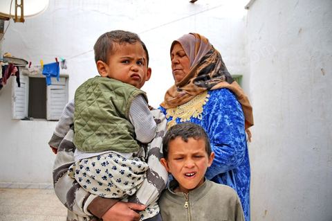 15 avril la famille Dhiab est composée de 3 enfants, les parents, et leur grand-père marié à une autre femme (après la mort de sa premiere femme) et la mère du grand père (malade), tous vivent dans une seule maison. Les parents n’ont pas été recrutés malgré que le mari réclame qu’il est éligible. A Moulares, dans le sud ouest tunisien, les résultats du concours d'embauche à la CPG entre affrontemets et réalité sociale. Le chomage très élevé dans cette région aux débouchés limités à la CPG et à l'abondon  de l'état est la cause de beaucoup de pauvreté. Tous les espoirs des habitants résident dans la CPG, compagnie de phosphate, mais qui est aussi toute la cause de la misère et de la tension sociale. Le 23 novembre 2011, après les résultats de concours de recrutement à la CPG à Moulares es émeutiers ont incendié les locaux techniques de la société. Les résultats de novembre on été suspendu et les dossiers réétudiés. Les résultats ont été annoncé ce 14 avril à Moulares et des confrontations ont commencé aux alentours de la principale laverie du phosphate et du poste frontalier vers l’Algérie. Les manifestants, majoritairement des jeunes, réclament que quelques dossiers doivent être réétudiés et que la police doit quitter la ville, et seul l'armé doit rester pour garder les institutions . 605 agents d’exécution ont été recrutés. 