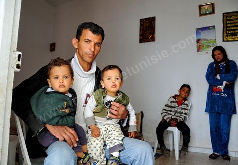 15 avril la famille Dhiab est composée de 3 enfants, les parents, et leur grand-père marié à une autre femme (après la mort de sa premiere femme) et la mère du grand père (malade), tous vivent dans une seule maison. Les parents n’ont pas été recrutés malgré que le mari réclame qu’il est éligible. A Moulares, dans le sud ouest tunisien, les résultats du concours d'embauche à la CPG entre affrontemets et réalité sociale. Le chomage très élevé dans cette région aux débouchés limités à la CPG et à l'abondon  de l'état est la cause de beaucoup de pauvreté. Tous les espoirs des habitants résident dans la CPG, compagnie de phosphate, mais qui est aussi toute la cause de la misère et de la tension sociale. Le 23 novembre 2011, après les résultats de concours de recrutement à la CPG à Moulares es émeutiers ont incendié les locaux techniques de la société. Les résultats de novembre on été suspendu et les dossiers réétudiés. Les résultats ont été annoncé ce 14 avril à Moulares et des confrontations ont commencé aux alentours de la principale laverie du phosphate et du poste frontalier vers l’Algérie. Les manifestants, majoritairement des jeunes, réclament que quelques dossiers doivent être réétudiés et que la police doit quitter la ville, et seul l'armé doit rester pour garder les institutions . 605 agents d’exécution ont été recrutés. 