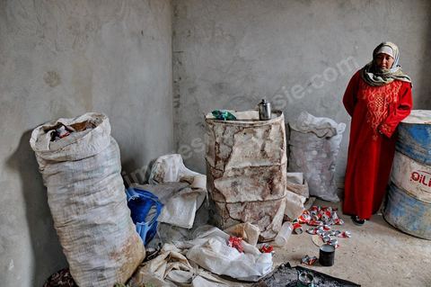 15 avril dans une famille à Moulares, dans le sud ouest tunisien, le père de famille, le vieil homme qui a passé 37 ans dans le métier pour finir handicapé et aveugle. Son fils le seul capable à travailler dans la famille collecte du plastique et du métal pour les vendre à 200 millime/le kg . Les résultats du concours d'embauche à la CPG entre affrontemets et réalité sociale. Le chomage très élevé dans cette région aux débouchés limités à la CPG et à l'abondon  de l'état est la cause de beaucoup de pauvreté. Tous les espoirs des habitants résident dans la CPG, compagnie de phosphate, mais qui est aussi toute la cause de la misère et de la tension sociale. Le 23 novembre 2011, après les résultats de concours de recrutement à la CPG à Moulares es émeutiers ont incendié les locaux techniques de la société. Les résultats de novembre on été suspendu et les dossiers réétudiés. Les résultats ont été annoncé ce 14 avril à Moulares et des confrontations ont commencé aux alentours de la principale laverie du phosphate et du poste frontalier vers l’Algérie. Les manifestants, majoritairement des jeunes, réclament que quelques dossiers doivent être réétudiés et que la police doit quitter la ville, et seul l'armé doit rester pour garder les institutions . 605 agents d’exécution ont été recrutés. 