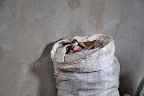 15 avril dans une famille à Moulares, dans le sud ouest tunisien, le père de famille, le vieil homme qui a passé 37 ans dans le métier pour finir handicapé et aveugle. Son fils le seul capable à travailler dans la famille collecte du plastique et du métal pour les vendre à 200 millime/le kg . Les résultats du concours d'embauche à la CPG entre affrontemets et réalité sociale. Le chomage très élevé dans cette région aux débouchés limités à la CPG et à l'abondon  de l'état est la cause de beaucoup de pauvreté. Tous les espoirs des habitants résident dans la CPG, compagnie de phosphate, mais qui est aussi toute la cause de la misère et de la tension sociale. Le 23 novembre 2011, après les résultats de concours de recrutement à la CPG à Moulares es émeutiers ont incendié les locaux techniques de la société. Les résultats de novembre on été suspendu et les dossiers réétudiés. Les résultats ont été annoncé ce 14 avril à Moulares et des confrontations ont commencé aux alentours de la principale laverie du phosphate et du poste frontalier vers l’Algérie. Les manifestants, majoritairement des jeunes, réclament que quelques dossiers doivent être réétudiés et que la police doit quitter la ville, et seul l'armé doit rester pour garder les institutions . 605 agents d’exécution ont été recrutés. 