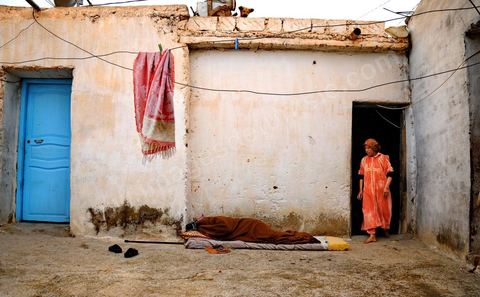 15 avril dans une famille à Moulares, dans le sud ouest tunisien, le père de famille, le vieil homme qui a passé 37 ans dans le métier pour finir handicapé et aveugle. Son fils le seul capable à travailler dans la famille collecte du plastique et du métal pour les vendre à 200 millime/le kg . Les résultats du concours d'embauche à la CPG entre affrontemets et réalité sociale. Le chomage très élevé dans cette région aux débouchés limités à la CPG et à l'abondon  de l'état est la cause de beaucoup de pauvreté. Tous les espoirs des habitants résident dans la CPG, compagnie de phosphate, mais qui est aussi toute la cause de la misère et de la tension sociale. Le 23 novembre 2011, après les résultats de concours de recrutement à la CPG à Moulares es émeutiers ont incendié les locaux techniques de la société. Les résultats de novembre on été suspendu et les dossiers réétudiés. Les résultats ont été annoncé ce 14 avril à Moulares et des confrontations ont commencé aux alentours de la principale laverie du phosphate et du poste frontalier vers l’Algérie. Les manifestants, majoritairement des jeunes, réclament que quelques dossiers doivent être réétudiés et que la police doit quitter la ville, et seul l'armé doit rester pour garder les institutions . 605 agents d’exécution ont été recrutés. 