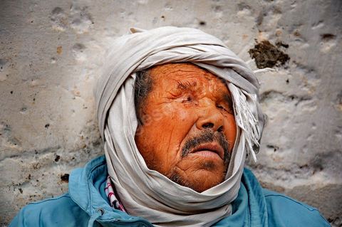 15 avril dans une famille à Moulares, dans le sud ouest tunisien, le père de famille, le vieil homme qui a passé 37 ans dans le métier pour finir handicapé et aveugle. Son fils le seul capable à travailler dans la famille collecte du plastique et du métal pour les vendre à 200 millime/le kg . Les résultats du concours d'embauche à la CPG entre affrontemets et réalité sociale. Le chomage très élevé dans cette région aux débouchés limités à la CPG et à l'abondon  de l'état est la cause de beaucoup de pauvreté. Tous les espoirs des habitants résident dans la CPG, compagnie de phosphate, mais qui est aussi toute la cause de la misère et de la tension sociale. Le 23 novembre 2011, après les résultats de concours de recrutement à la CPG à Moulares es émeutiers ont incendié les locaux techniques de la société. Les résultats de novembre on été suspendu et les dossiers réétudiés. Les résultats ont été annoncé ce 14 avril à Moulares et des confrontations ont commencé aux alentours de la principale laverie du phosphate et du poste frontalier vers l’Algérie. Les manifestants, majoritairement des jeunes, réclament que quelques dossiers doivent être réétudiés et que la police doit quitter la ville, et seul l'armé doit rester pour garder les institutions . 605 agents d’exécution ont été recrutés. 