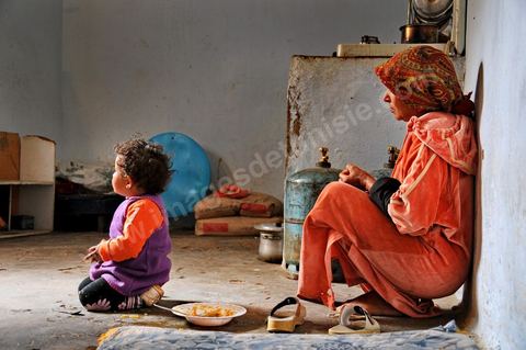 15 avril dans une famille à Moulares, dans le sud ouest tunisien, le père de famille, le vieil homme qui a passé 37 ans dans le métier pour finir handicapé et aveugle. Son fils le seul capable à travailler dans la famille collecte du plastique et du métal pour les vendre à 200 millime/le kg . Les résultats du concours d'embauche à la CPG entre affrontemets et réalité sociale. Le chomage très élevé dans cette région aux débouchés limités à la CPG et à l'abondon  de l'état est la cause de beaucoup de pauvreté. Tous les espoirs des habitants résident dans la CPG, compagnie de phosphate, mais qui est aussi toute la cause de la misère et de la tension sociale. Le 23 novembre 2011, après les résultats de concours de recrutement à la CPG à Moulares es émeutiers ont incendié les locaux techniques de la société. Les résultats de novembre on été suspendu et les dossiers réétudiés. Les résultats ont été annoncé ce 14 avril à Moulares et des confrontations ont commencé aux alentours de la principale laverie du phosphate et du poste frontalier vers l’Algérie. Les manifestants, majoritairement des jeunes, réclament que quelques dossiers doivent être réétudiés et que la police doit quitter la ville, et seul l'armé doit rester pour garder les institutions . 605 agents d’exécution ont été recrutés. 