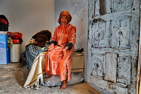 15 avril dans une famille à Moulares, dans le sud ouest tunisien, le père de famille, le vieil homme qui a passé 37 ans dans le métier pour finir handicapé et aveugle. Son fils le seul capable à travailler dans la famille collecte du plastique et du métal pour les vendre à 200 millime/le kg . Les résultats du concours d'embauche à la CPG entre affrontemets et réalité sociale. Le chomage très élevé dans cette région aux débouchés limités à la CPG et à l'abondon  de l'état est la cause de beaucoup de pauvreté. Tous les espoirs des habitants résident dans la CPG, compagnie de phosphate, mais qui est aussi toute la cause de la misère et de la tension sociale. Le 23 novembre 2011, après les résultats de concours de recrutement à la CPG à Moulares es émeutiers ont incendié les locaux techniques de la société. Les résultats de novembre on été suspendu et les dossiers réétudiés. Les résultats ont été annoncé ce 14 avril à Moulares et des confrontations ont commencé aux alentours de la principale laverie du phosphate et du poste frontalier vers l’Algérie. Les manifestants, majoritairement des jeunes, réclament que quelques dossiers doivent être réétudiés et que la police doit quitter la ville, et seul l'armé doit rester pour garder les institutions . 605 agents d’exécution ont été recrutés. 