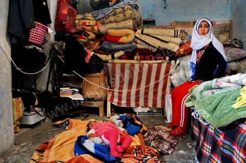 15 avril à Moulares, dans le sud ouest tunisien, chez Salah, père d’une fille née avec des problèmes respiratoires, partage la même maison de son père, la maison est affectée par les explosions dans les  mines. Il n’a pas été recruté. Les résultats du concours d'embauche à la CPG entre affrontemets et réalité sociale. Le chomage très élevé dans cette région aux débouchés limités à la CPG et à l'abondon  de l'état est la cause de beaucoup de pauvreté. Tous les espoirs des habitants résident dans la CPG, compagnie de phosphate, mais qui est aussi toute la cause de la misère et de la tension sociale. Le 23 novembre 2011, après les résultats de concours de recrutement à la CPG à Moulares es émeutiers ont incendié les locaux techniques de la société. Les résultats de novembre on été suspendu et les dossiers réétudiés. Les résultats ont été annoncé ce 14 avril à Moulares et des confrontations ont commencé aux alentours de la principale laverie du phosphate et du poste frontalier vers l’Algérie. Les manifestants, majoritairement des jeunes, réclament que quelques dossiers doivent être réétudiés et que la police doit quitter la ville, et seul l'armé doit rester pour garder les institutions . 605 agents d’exécution ont été recrutés. 