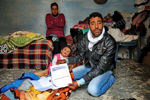 15 avril à Moulares, dans le sud ouest tunisien, chez Salah, père d’une fille née avec des problèmes respiratoires, partage la même maison de son père, la maison est affectée par les explosions dans les  mines. Il n’a pas été recruté. Les résultats du concours d'embauche à la CPG entre affrontemets et réalité sociale. Le chomage très élevé dans cette région aux débouchés limités à la CPG et à l'abondon  de l'état est la cause de beaucoup de pauvreté. Tous les espoirs des habitants résident dans la CPG, compagnie de phosphate, mais qui est aussi toute la cause de la misère et de la tension sociale. Le 23 novembre 2011, après les résultats de concours de recrutement à la CPG à Moulares es émeutiers ont incendié les locaux techniques de la société. Les résultats de novembre on été suspendu et les dossiers réétudiés. Les résultats ont été annoncé ce 14 avril à Moulares et des confrontations ont commencé aux alentours de la principale laverie du phosphate et du poste frontalier vers l’Algérie. Les manifestants, majoritairement des jeunes, réclament que quelques dossiers doivent être réétudiés et que la police doit quitter la ville, et seul l'armé doit rester pour garder les institutions . 605 agents d’exécution ont été recrutés. 