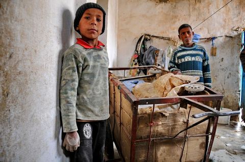 15 avril dabs une famille qui vit de la collecte du plastiques à Moulares, dans le sud ouest tunisien, les résultats du concours d'embauche à la CPG entre affrontemets et réalité sociale. Le chomage très élevé dans cette région aux débouchés limités à la CPG et à l'abondon  de l'état est la cause de beaucoup de pauvreté. Tous les espoirs des habitants résident dans la CPG, compagnie de phosphate, mais qui est aussi toute la cause de la misère et de la tension sociale. Le 23 novembre 2011, après les résultats de concours de recrutement à la CPG à Moulares es émeutiers ont incendié les locaux techniques de la société. Les résultats de novembre on été suspendu et les dossiers réétudiés. Les résultats ont été annoncé ce 14 avril à Moulares et des confrontations ont commencé aux alentours de la principale laverie du phosphate et du poste frontalier vers l’Algérie. Les manifestants, majoritairement des jeunes, réclament que quelques dossiers doivent être réétudiés et que la police doit quitter la ville, et seul l'armé doit rester pour garder les institutions . 605 agents d’exécution ont été recrutés. 