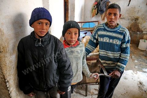 15 avril dabs une famille qui vit de la collecte du plastiques à Moulares, dans le sud ouest tunisien, les résultats du concours d'embauche à la CPG entre affrontemets et réalité sociale. Le chomage très élevé dans cette région aux débouchés limités à la CPG et à l'abondon  de l'état est la cause de beaucoup de pauvreté. Tous les espoirs des habitants résident dans la CPG, compagnie de phosphate, mais qui est aussi toute la cause de la misère et de la tension sociale. Le 23 novembre 2011, après les résultats de concours de recrutement à la CPG à Moulares es émeutiers ont incendié les locaux techniques de la société. Les résultats de novembre on été suspendu et les dossiers réétudiés. Les résultats ont été annoncé ce 14 avril à Moulares et des confrontations ont commencé aux alentours de la principale laverie du phosphate et du poste frontalier vers l’Algérie. Les manifestants, majoritairement des jeunes, réclament que quelques dossiers doivent être réétudiés et que la police doit quitter la ville, et seul l'armé doit rester pour garder les institutions . 605 agents d’exécution ont été recrutés. 