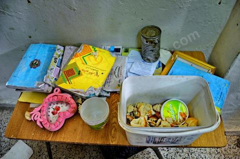 15 avril dabs une famille qui vit de la collecte du plastiques à Moulares, dans le sud ouest tunisien, les résultats du concours d'embauche à la CPG entre affrontemets et réalité sociale. Le chomage très élevé dans cette région aux débouchés limités à la CPG et à l'abondon  de l'état est la cause de beaucoup de pauvreté. Tous les espoirs des habitants résident dans la CPG, compagnie de phosphate, mais qui est aussi toute la cause de la misère et de la tension sociale. Le 23 novembre 2011, après les résultats de concours de recrutement à la CPG à Moulares es émeutiers ont incendié les locaux techniques de la société. Les résultats de novembre on été suspendu et les dossiers réétudiés. Les résultats ont été annoncé ce 14 avril à Moulares et des confrontations ont commencé aux alentours de la principale laverie du phosphate et du poste frontalier vers l’Algérie. Les manifestants, majoritairement des jeunes, réclament que quelques dossiers doivent être réétudiés et que la police doit quitter la ville, et seul l'armé doit rester pour garder les institutions . 605 agents d’exécution ont été recrutés. 