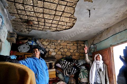 15 avril dans les quartiers populaires de Moulares, dans le sud ouest tunisien, de nombreuses maisons sont fragilisés ar les explosions dans le mines mettant en danger leurs habitants. Les résultats du concours d'embauche à la CPG entre affrontemets et réalité sociale. Le chomage très élevé dans cette région aux débouchés limités à la CPG et à l'abondon  de l'état est la cause de beaucoup de pauvreté. Tous les espoirs des habitants résident dans la CPG, compagnie de phosphate, mais qui est aussi toute la cause de la misère et de la tension sociale. Le 23 novembre 2011, après les résultats de concours de recrutement à la CPG à Moulares es émeutiers ont incendié les locaux techniques de la société. Les résultats de novembre on été suspendu et les dossiers réétudiés. Les résultats ont été annoncé ce 14 avril à Moulares et des confrontations ont commencé aux alentours de la principale laverie du phosphate et du poste frontalier vers l’Algérie. Les manifestants, majoritairement des jeunes, réclament que quelques dossiers doivent être réétudiés et que la police doit quitter la ville, et seul l'armé doit rester pour garder les institutions . 605 agents d’exécution ont été recrutés. 