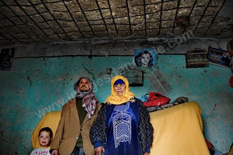 15 avril dans les quartiers populaires de Moulares, dans le sud ouest tunisien, de nombreuses maisons sont fragilisés ar les explosions dans le mines mettant en danger leurs habitants. Les résultats du concours d'embauche à la CPG entre affrontemets et réalité sociale. Le chomage très élevé dans cette région aux débouchés limités à la CPG et à l'abondon  de l'état est la cause de beaucoup de pauvreté. Tous les espoirs des habitants résident dans la CPG, compagnie de phosphate, mais qui est aussi toute la cause de la misère et de la tension sociale. Le 23 novembre 2011, après les résultats de concours de recrutement à la CPG à Moulares es émeutiers ont incendié les locaux techniques de la société. Les résultats de novembre on été suspendu et les dossiers réétudiés. Les résultats ont été annoncé ce 14 avril à Moulares et des confrontations ont commencé aux alentours de la principale laverie du phosphate et du poste frontalier vers l’Algérie. Les manifestants, majoritairement des jeunes, réclament que quelques dossiers doivent être réétudiés et que la police doit quitter la ville, et seul l'armé doit rester pour garder les institutions . 605 agents d’exécution ont été recrutés. 