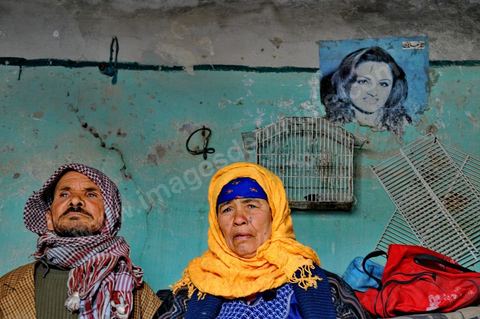 15 avril dans les quartiers populaires de Moulares, dans le sud ouest tunisien, de nombreuses maisons sont fragilisés ar les explosions dans le mines mettant en danger leurs habitants. Les résultats du concours d'embauche à la CPG entre affrontemets et réalité sociale. Le chomage très élevé dans cette région aux débouchés limités à la CPG et à l'abondon  de l'état est la cause de beaucoup de pauvreté. Tous les espoirs des habitants résident dans la CPG, compagnie de phosphate, mais qui est aussi toute la cause de la misère et de la tension sociale. Le 23 novembre 2011, après les résultats de concours de recrutement à la CPG à Moulares es émeutiers ont incendié les locaux techniques de la société. Les résultats de novembre on été suspendu et les dossiers réétudiés. Les résultats ont été annoncé ce 14 avril à Moulares et des confrontations ont commencé aux alentours de la principale laverie du phosphate et du poste frontalier vers l’Algérie. Les manifestants, majoritairement des jeunes, réclament que quelques dossiers doivent être réétudiés et que la police doit quitter la ville, et seul l'armé doit rester pour garder les institutions . 605 agents d’exécution ont été recrutés. 