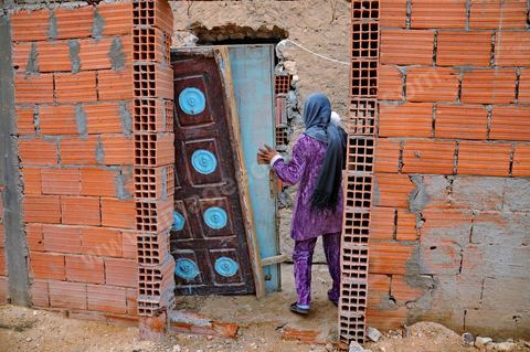 15 avril dans les quartiers populaires à Moulares, dans le sud ouest tunisien, les conditions d evie sont très difficiles, maisons fragilisés, l'eau et la terre est contaminé par le phosphate, le seul espoir de ces familles est d'obtenir un emploi dans la CPG. Les résultats du concours d'embauche à la CPG entre affrontemets et réalité sociale. Le chomage très élevé dans cette région aux débouchés limités à la CPG et à l'abondon  de l'état est la cause de beaucoup de pauvreté. Tous les espoirs des habitants résident dans la CPG, compagnie de phosphate, mais qui est aussi toute la cause de la misère et de la tension sociale. Le 23 novembre 2011, après les résultats de concours de recrutement à la CPG à Moulares es émeutiers ont incendié les locaux techniques de la société. Les résultats de novembre on été suspendu et les dossiers réétudiés. Les résultats ont été annoncé ce 14 avril à Moulares et des confrontations ont commencé aux alentours de la principale laverie du phosphate et du poste frontalier vers l’Algérie. Les manifestants, majoritairement des jeunes, réclament que quelques dossiers doivent être réétudiés et que la police doit quitter la ville, et seul l'armé doit rester pour garder les institutions . 605 agents d’exécution ont été recrutés. 
