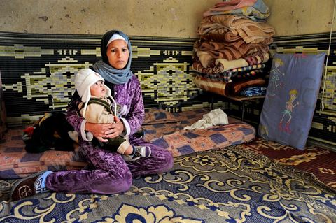 15 avril dans les quartiers populaires à Moulares, dans le sud ouest tunisien, les conditions d evie sont très difficiles, maisons fragilisés, l'eau et la terre est contaminé par le phosphate, le seul espoir de ces familles est d'obtenir un emploi dans la CPG. Les résultats du concours d'embauche à la CPG entre affrontemets et réalité sociale. Le chomage très élevé dans cette région aux débouchés limités à la CPG et à l'abondon  de l'état est la cause de beaucoup de pauvreté. Tous les espoirs des habitants résident dans la CPG, compagnie de phosphate, mais qui est aussi toute la cause de la misère et de la tension sociale. Le 23 novembre 2011, après les résultats de concours de recrutement à la CPG à Moulares es émeutiers ont incendié les locaux techniques de la société. Les résultats de novembre on été suspendu et les dossiers réétudiés. Les résultats ont été annoncé ce 14 avril à Moulares et des confrontations ont commencé aux alentours de la principale laverie du phosphate et du poste frontalier vers l’Algérie. Les manifestants, majoritairement des jeunes, réclament que quelques dossiers doivent être réétudiés et que la police doit quitter la ville, et seul l'armé doit rester pour garder les institutions . 605 agents d’exécution ont été recrutés. 