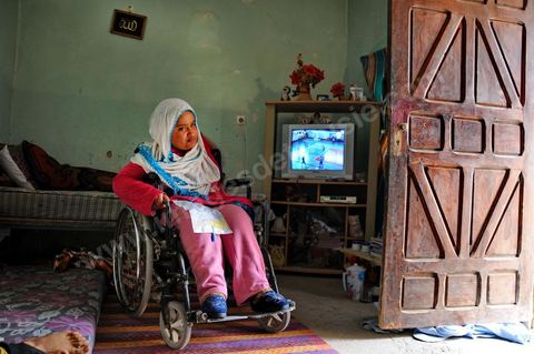 15 avril dans les quartiers populaires à Moulares, dans le sud ouest tunisien, les conditions d evie sont très difficiles, maisons fragilisés, l'eau et la terre est contaminé par le phosphate, le seul espoir de ces familles est d'obtenir un emploi dans la CPG. Les résultats du concours d'embauche à la CPG entre affrontemets et réalité sociale. Le chomage très élevé dans cette région aux débouchés limités à la CPG et à l'abondon  de l'état est la cause de beaucoup de pauvreté. Tous les espoirs des habitants résident dans la CPG, compagnie de phosphate, mais qui est aussi toute la cause de la misère et de la tension sociale. Le 23 novembre 2011, après les résultats de concours de recrutement à la CPG à Moulares es émeutiers ont incendié les locaux techniques de la société. Les résultats de novembre on été suspendu et les dossiers réétudiés. Les résultats ont été annoncé ce 14 avril à Moulares et des confrontations ont commencé aux alentours de la principale laverie du phosphate et du poste frontalier vers l’Algérie. Les manifestants, majoritairement des jeunes, réclament que quelques dossiers doivent être réétudiés et que la police doit quitter la ville, et seul l'armé doit rester pour garder les institutions . 605 agents d’exécution ont été recrutés. 