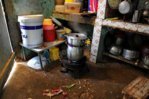 15 avril dans les quartiers populaires à Moulares, dans le sud ouest tunisien, les conditions d evie sont très difficiles, maisons fragilisés, l'eau et la terre est contaminé par le phosphate, le seul espoir de ces familles est d'obtenir un emploi dans la CPG. Les résultats du concours d'embauche à la CPG entre affrontemets et réalité sociale. Le chomage très élevé dans cette région aux débouchés limités à la CPG et à l'abondon  de l'état est la cause de beaucoup de pauvreté. Tous les espoirs des habitants résident dans la CPG, compagnie de phosphate, mais qui est aussi toute la cause de la misère et de la tension sociale. Le 23 novembre 2011, après les résultats de concours de recrutement à la CPG à Moulares es émeutiers ont incendié les locaux techniques de la société. Les résultats de novembre on été suspendu et les dossiers réétudiés. Les résultats ont été annoncé ce 14 avril à Moulares et des confrontations ont commencé aux alentours de la principale laverie du phosphate et du poste frontalier vers l’Algérie. Les manifestants, majoritairement des jeunes, réclament que quelques dossiers doivent être réétudiés et que la police doit quitter la ville, et seul l'armé doit rester pour garder les institutions . 605 agents d’exécution ont été recrutés. 