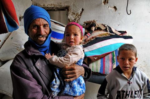 15 avril dans les quartiers populaires à Moulares, dans le sud ouest tunisien, les conditions d evie sont très difficiles, maisons fragilisés, l'eau et la terre est contaminé par le phosphate, le seul espoir de ces familles est d'obtenir un emploi dans la CPG. Les résultats du concours d'embauche à la CPG entre affrontemets et réalité sociale. Le chomage très élevé dans cette région aux débouchés limités à la CPG et à l'abondon  de l'état est la cause de beaucoup de pauvreté. Tous les espoirs des habitants résident dans la CPG, compagnie de phosphate, mais qui est aussi toute la cause de la misère et de la tension sociale. Le 23 novembre 2011, après les résultats de concours de recrutement à la CPG à Moulares es émeutiers ont incendié les locaux techniques de la société. Les résultats de novembre on été suspendu et les dossiers réétudiés. Les résultats ont été annoncé ce 14 avril à Moulares et des confrontations ont commencé aux alentours de la principale laverie du phosphate et du poste frontalier vers l’Algérie. Les manifestants, majoritairement des jeunes, réclament que quelques dossiers doivent être réétudiés et que la police doit quitter la ville, et seul l'armé doit rester pour garder les institutions . 605 agents d’exécution ont été recrutés. 
