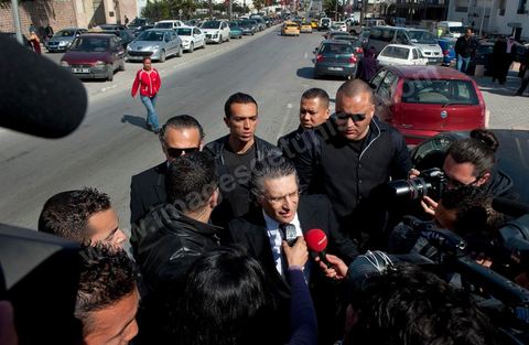19 avril 2012 : arrivée très médiatique de Nabil Karoui à son procès au tribunal de première instance de Tunis avec son frère Ghazi et l'un de ses avocats.