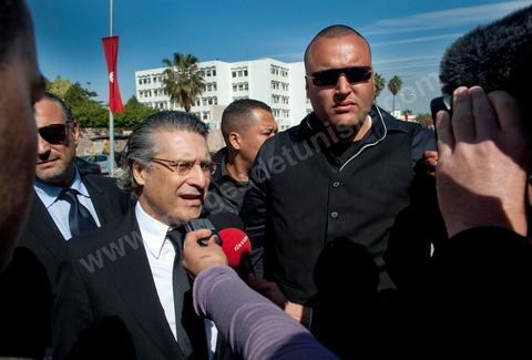 19 avril 2012 : arrivée très médiatique de Nabil Karoui à son procès au tribunal de première instance de Tunis avec son frère Ghazi et l'un de ses avocats.