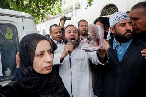 19 avril 2012 devant le tribuanl de première instance de Tunis où se déroule le procés Karoui / Nesma TV les nadhaouistes et salafistes demandent la fermeture de la chaine de télévison privée.
